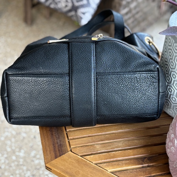 Michael Kors black leather bag with zip detail - Picture 6 of 11